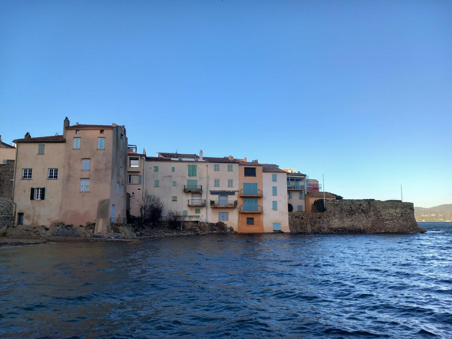 Au départ. La France est sous la pluie.