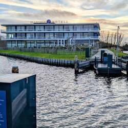 Fähre zum Restaurant mit Handseilwinde