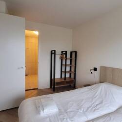 Die Kleiderschränke sind spartanisch, aber wir haben ja drei davon.