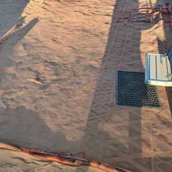 Vom Sandsturm zugewehter Teppich