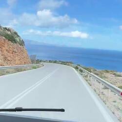 ..unsere Vorfreude auf Monemvasia ist riesig und nun sieht man den Felsen schon gut aus der Ferne👏🏻🤩