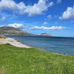 ..und ist nur über einen schmalen Damm über das Wasser erreichbar..