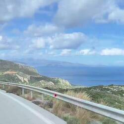 ..und sehen nun auf der anderen Seite schon wieder auf die Ägäis 🌊..