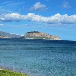 300m ragt dieser imposante Felsen aus dem Meer