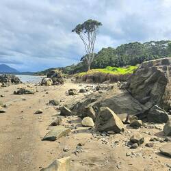dieser besonderer große Boulder ist gebrochen