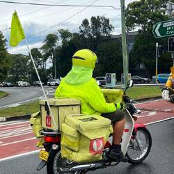 Pöstler im regnerischen Sydney