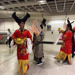 I spotted these three characters at the MRT. I found out later that Yun Nam is a hair care business.