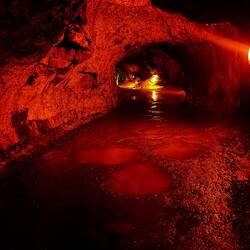 Lava Tube (durch Lava geformter Tunnel)