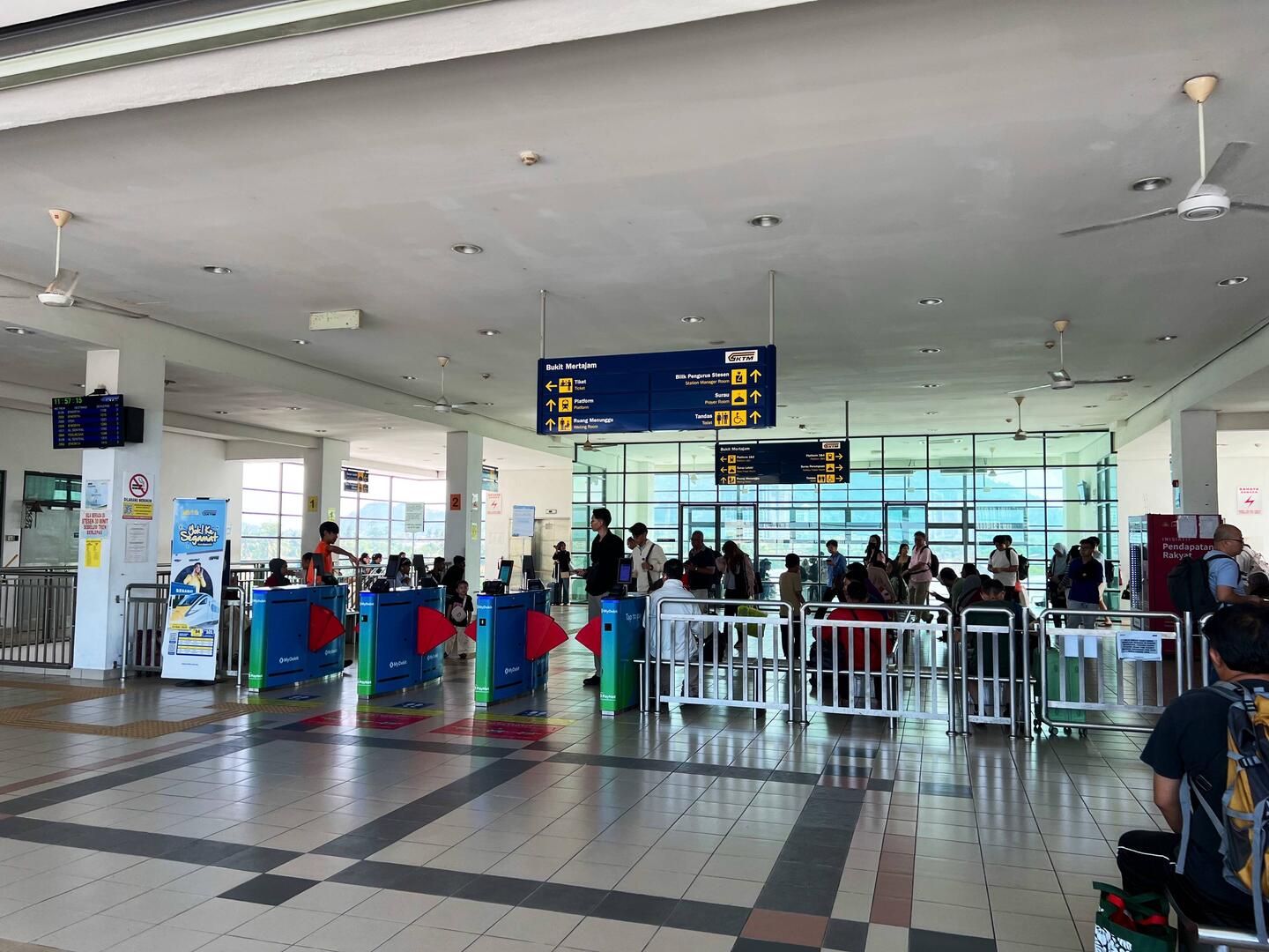 Warten auf den Zug nach KL