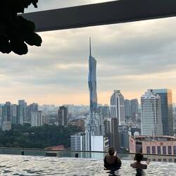 Wieder mal Rooftop-Pool am 35.Stock