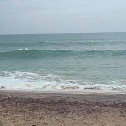 Die Wellen kommen so unscheinbar, aber mit ganz schöner Kraft dann