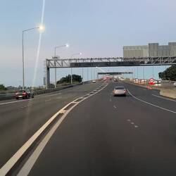 Fahrt über die Harbour Bridge in Auckland