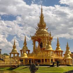 Der Goldene Saal von Ganesha mit kleiner Brücke, kunstvollem Bogen und vielen kleinen Türmchen