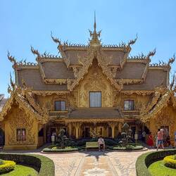 Das zweitgrösste Gebäude, ganz in gold und ... das WC - Symbol für die menschliche Materialsucht