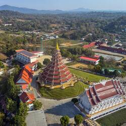 Mit einem Lift kann man über 25 Stockwerke ins Innere des Kopfes der weißen Statue von Guan Yin