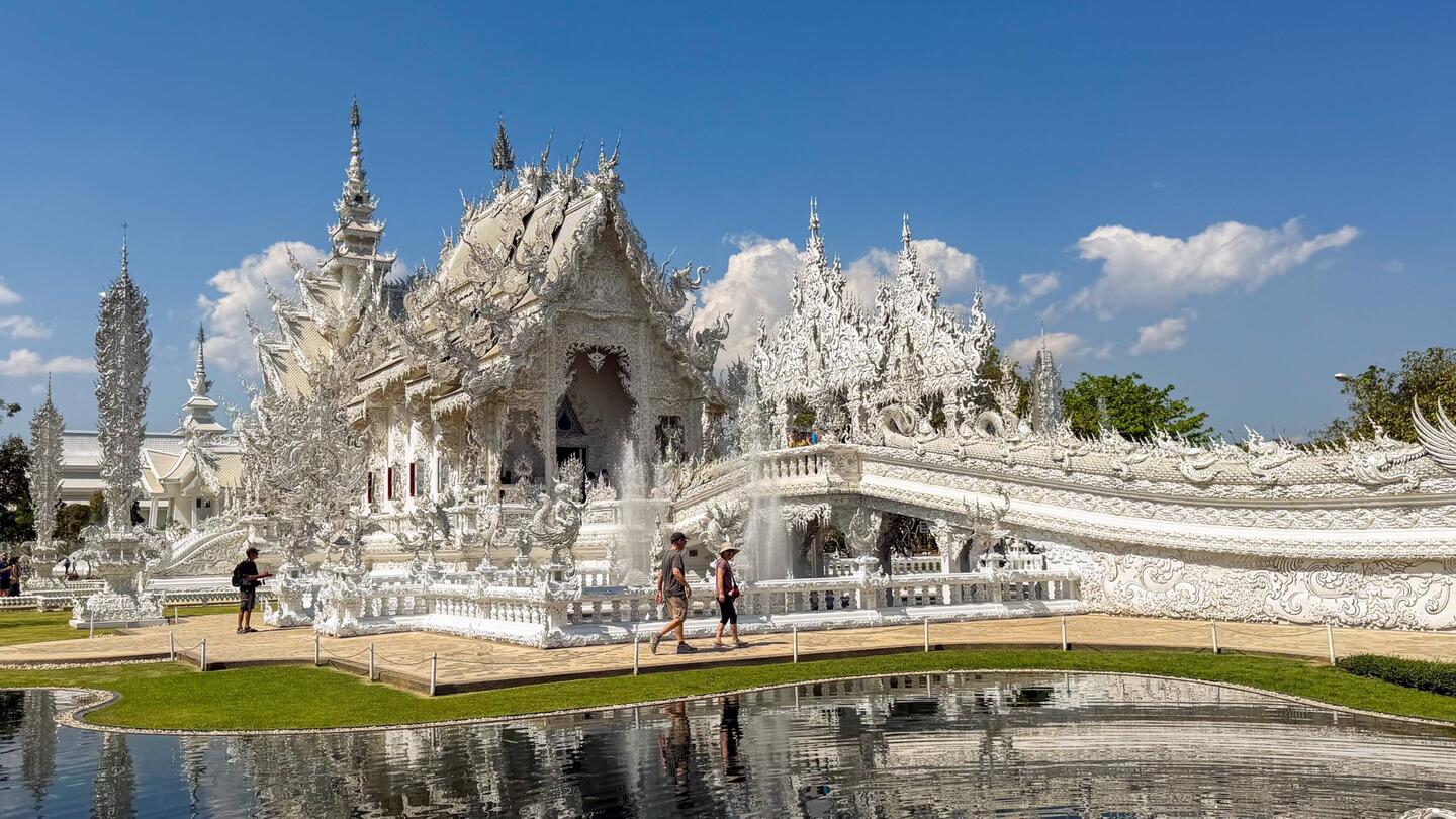 Der weisse Tempel - ein skurriles Kunstwerk im Stile einer buddhistischen Tempelanlage