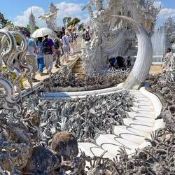 Die "Abgründe der Hölle" und die "Brücke der Wiedergeburt", welche in den Tempel dahinter führt