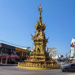 Der Clock Tower in der City von Chiang Rai trägt klar die Handschrift von Chalermchai Kosipitat