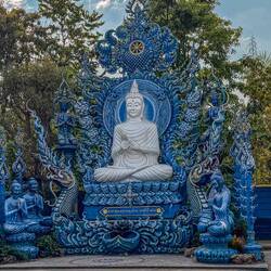 Auch aussen ist viel blau zu finden - selbst die Pylonen vom Parkplatz sind blau 🙂