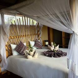 Sehr schön dekoriertes Bett