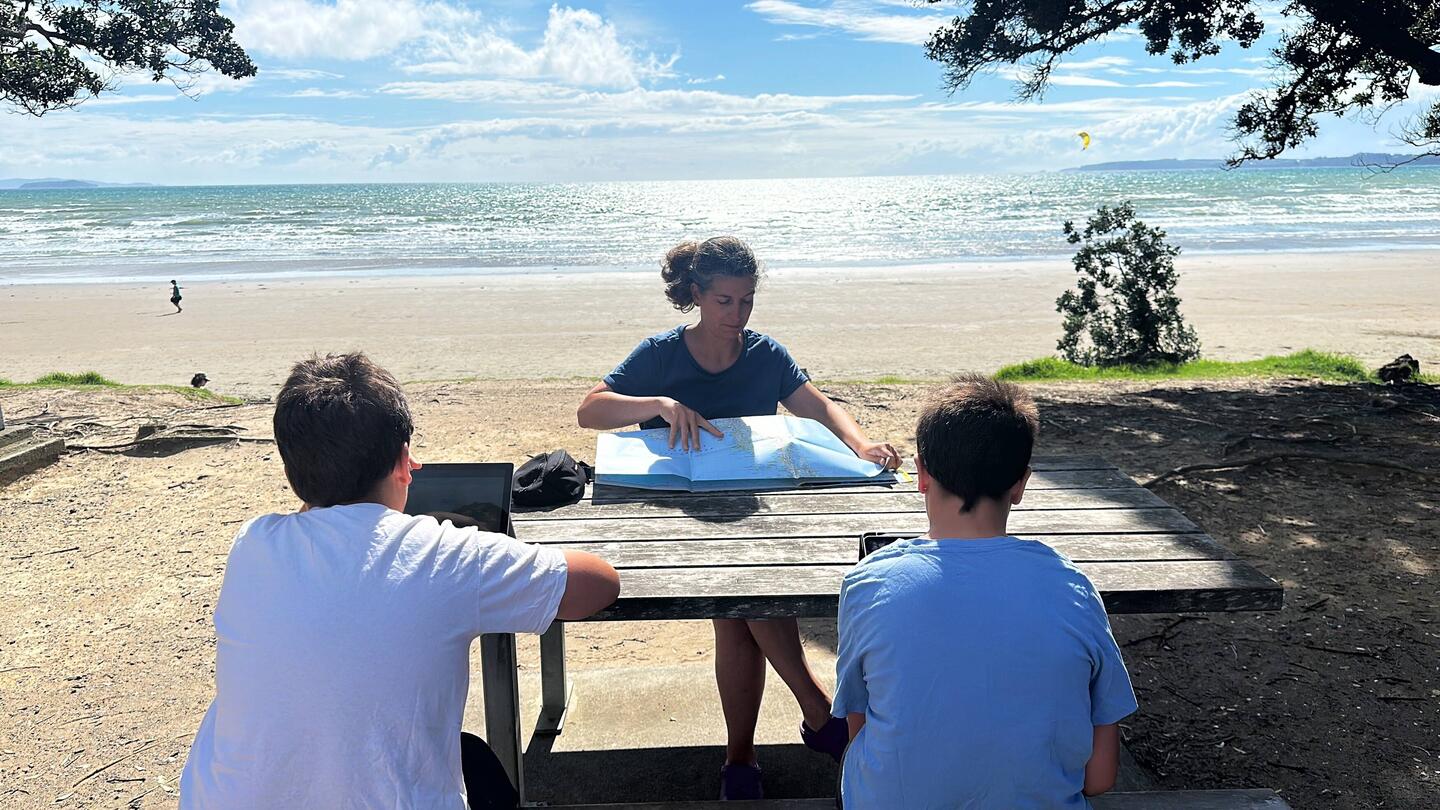 Planungs-Schulbüro direkt am Strand (ja, das ist tatsächlich eine analoge Landkarte!)
