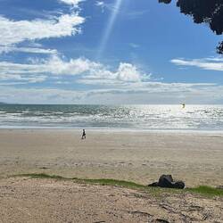 Der Strand bei Orewa, ohne Wind wären die Jungs sicher im Wasser gelandet