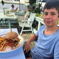 Für die einen ein Burger (die Begeisterung rührt von den vorhandenenen-obwohl-abbestellten Zwiebeln)