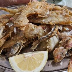 verschiedene kleine frittierte Fischle