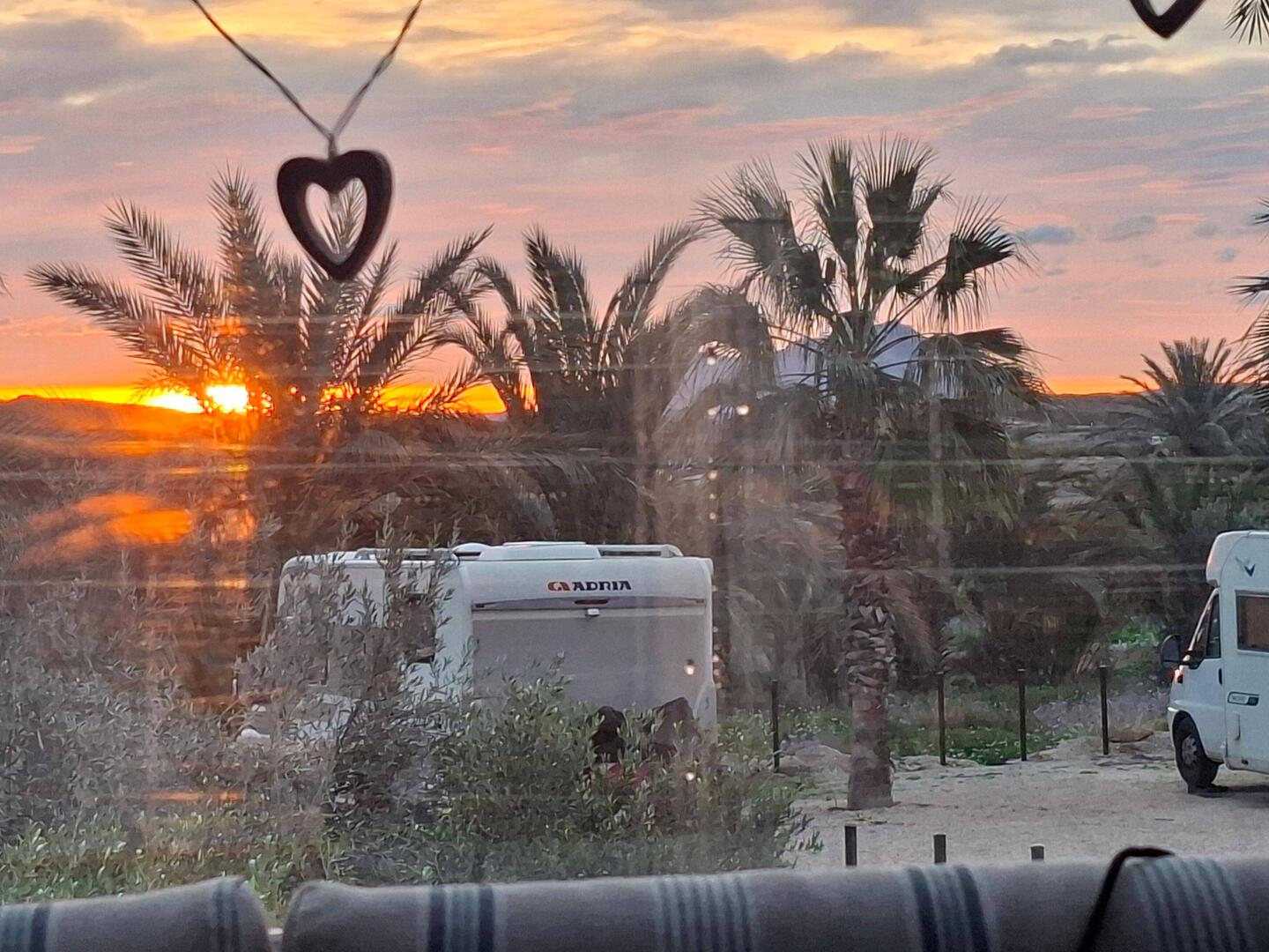Schöner Stellplatz unter Palmen direkt am Thermalbad