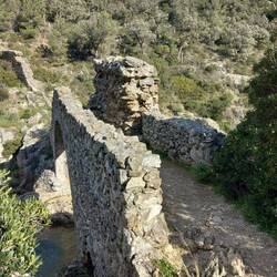 Grimaud. Le pont des fées.