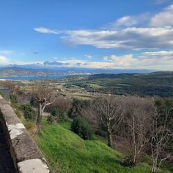 Gassin. Les Alpes au fond.