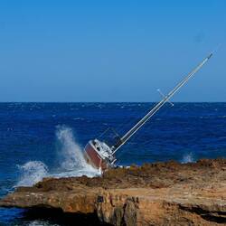 ... und alle Stricke (oder Taue) reißen. Autsch, das sieht teuer aus.