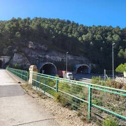 Es gehen drei Röhren parallel in den Berg.