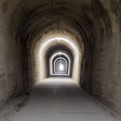 Die Tunnel sind beleuchtet.