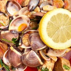 Lecker Essen im Dorf im Sonnenschein