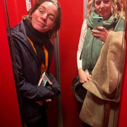 In de mini lift naar het appartement