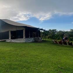 Verpflegungszelt mit Lagerfeuer 🔥 Sitzplätze und Safari TV