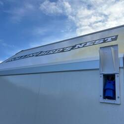 Die Steckdose (hier von aussen) hat Erwin fachmännisch eingebaut.