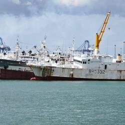 Nix Auto... Ich steig in ein Schiff der vor Anker liegenden Deutschen Marine