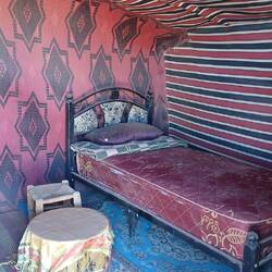 Bei Nässe dehnen sich die Kamelhaare aus und die Zelte bleiben trocken