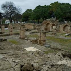 Überall sind Ausgrabungsstätten.