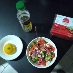 Salat und Brot aus Deutschland.