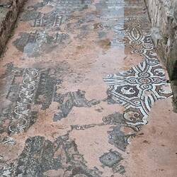 Überall sind Ausgrabungsstätten.