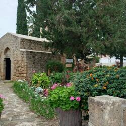 Kleine Kirche mit Garten entdeckt.