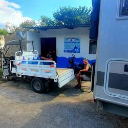 Unterwegs mal Trinkwasser kaufen. 20l für $20 = € 1