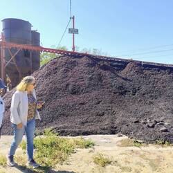 Aber von Anfang an: Die Halde mit den Fruchtschalen der Bohne. Ready for Kompost !!