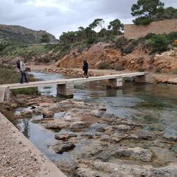 ...nur über diese kleine Brücke