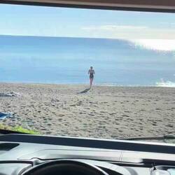 ..sie ist 64j.und schwimmt jeden Morgen.👏🏻Lebt in 🇬🇷mit ihren drei Hunden.Ist aber aus Deutsche..