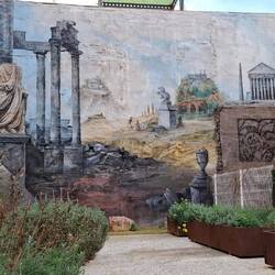 Wandmalerei mit öffentlichen Kräutergarten davor...