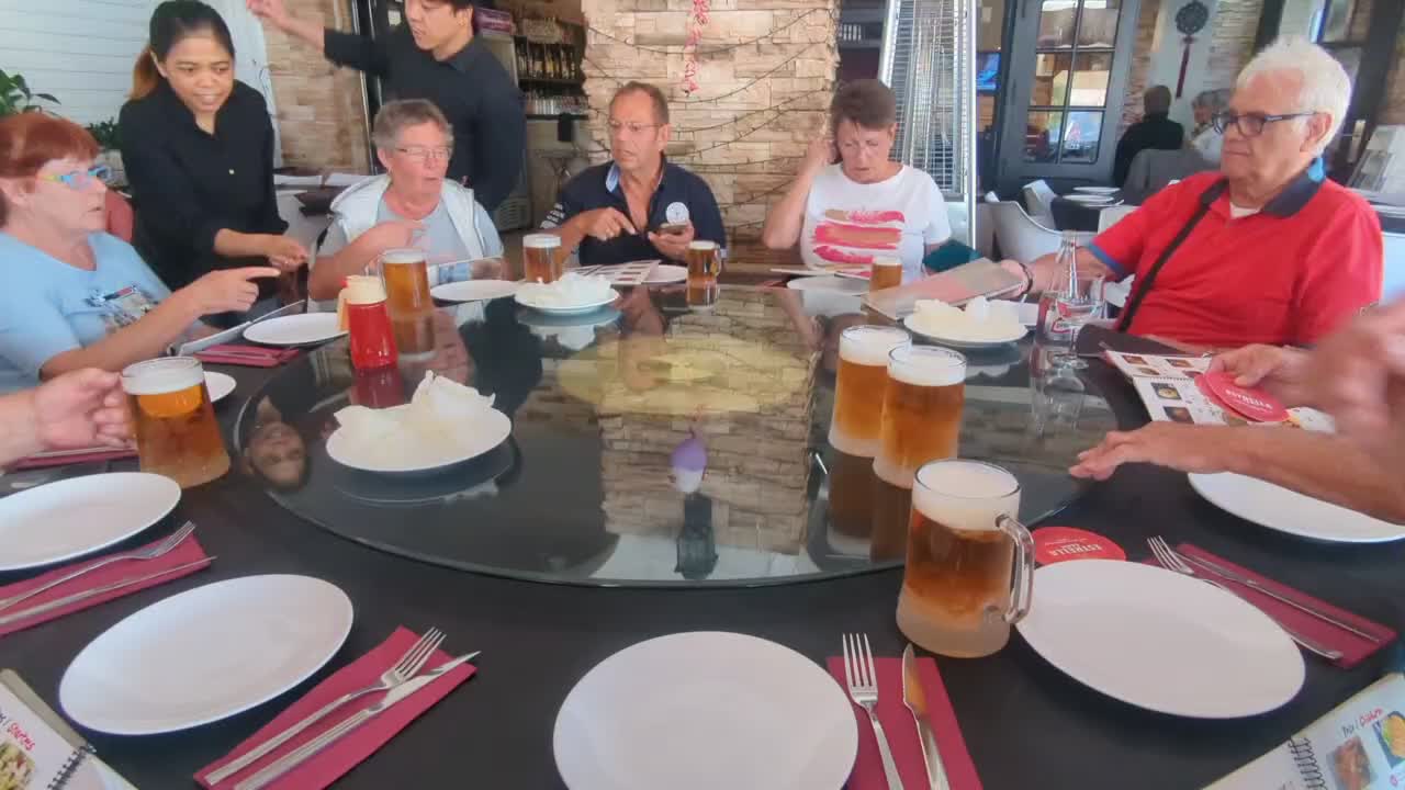 Kleine Spielchen mit der Drehscheibe verkürzen die Wartezeit bis das Essen kommt